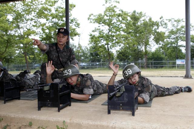 육군31사단 병영체험 활동에 참가한 조선대학교 군사학과 학생들이 사격술 예비훈련을 하고 있다.   부대 제공