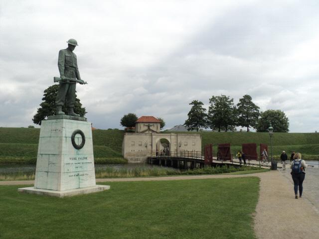 카스텔레 요새 부근의 전몰용사 추모 동상. 이 동상은 제2차 세계대전 중 덴마크 해방을 위해 희생한 연합군 장병과 레지스탕스 대원들을 기리기 위해 건립했다.