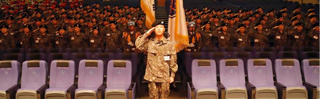 육군학생군사학교가 개최한 주니어 ROTC 병영체험 행사에서 경북지역 6개 고등학교 소속 학생 161명이 전투복을 입고 입소식 신고를 하고 있다.  부대 제공
